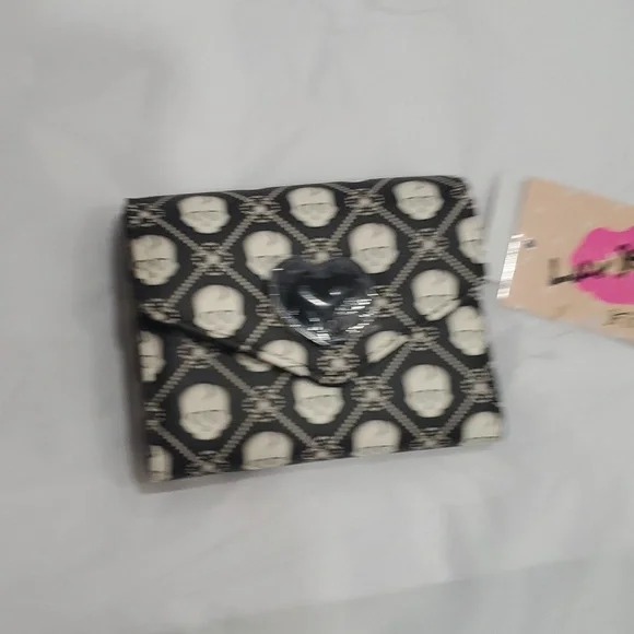 Betsey Johnson black white skull print heart shaped‎ closure lock trifold wallet - Picture 12 of 12